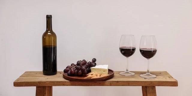 Platter of chesse, wine and fruit